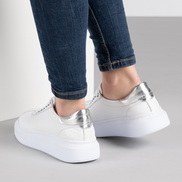 Бели дамски кецове от естествена кожа с шита анатомична подметка – комфорт и качество