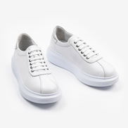 Бели дамски кецове от естествена кожа с шита анатомична подметка – комфорт и качество