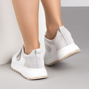 Бели дамски кожени маратонки с велкро – удобство и стил за всеки ден