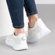 Бели дамски кожени маратонки с перфорация и шита олекотена подметка