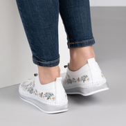 Бели дамски кожени обувки с ортопедично ходило и ластични връзки