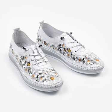 Бели дамски кожени обувки с ортопедично ходило и ластични връзки