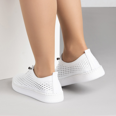 Бели дамски кожени обувки с ортопедично ходило, ластични връзки и перфорация
