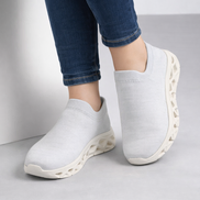 Бели дамски ластични маратонки със супер удобно ходило – комфорт през целия ден