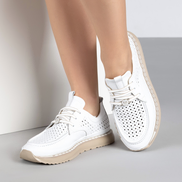 Бели дамски летни обувки от естествена кожа с перфорация – удобни и леки