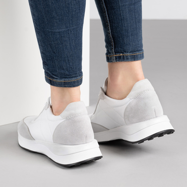 Бели дамски маратонки от естествена кожа с олекотена комфортна подметка и стилна визия