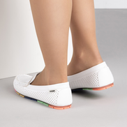 Бели дамски мокасини с перфорация и стелка от естествена кожа