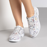 Бели дамски обувки с пъстри детайли на ортопедичнa подметка от естествена кожа