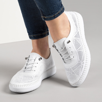 Бели дамски спортни обувки от естествена кожа и ортопедична шита подметка за ходене