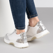 Бели дамски спортни обувки от естествена кожа с комфортна подметка