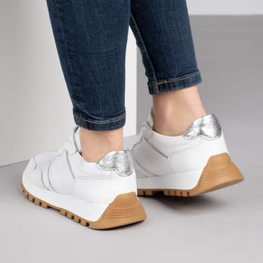 Бели дамски спортни обувки от естествена кожа със сребристи акценти и ортопедично ходило