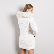 Бяло дамско дълго ватирано зимно яке с махаща се качулка и пух-топъл и модерен модел