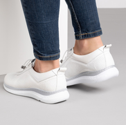 Дамски бели обувки от естествена кожа с ортопедична подметка и декоративна перфорация