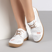 Дамски бели обувки от естествена кожа с перфорация и олекотена подметка – удобен ежедневен модел