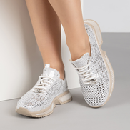Дамски ежедневни обувки от естествена кожа с перфорация и връзки – бели