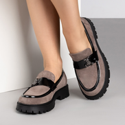 Дамски кафяви лоуфъри с дебела подметка и сребърна декоративна апликация – стилни и удобни обувки