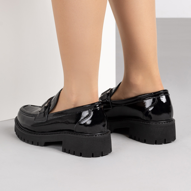 Дамски лофъри от естествена кожа с масивна подметка и лачен ефект