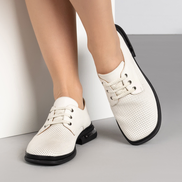 Дамски обувки от естествена кожа с декоративна перфорация и връзки-бежови