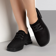 Дамски обувки от естествена кожа с декоративна перфорация и връзки-черни