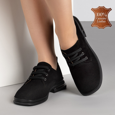 Дамски обувки от естествена кожа с декоративна перфорация и връзки-черни