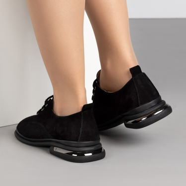 Дамски обувки от естествена кожа с декоративна перфорация и връзки-черни