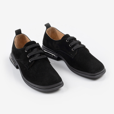 Дамски обувки от естествена кожа с декоративна перфорация и връзки-черни