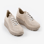 Дамски обувки от естествена кожа с перфорация на платформа – бежови