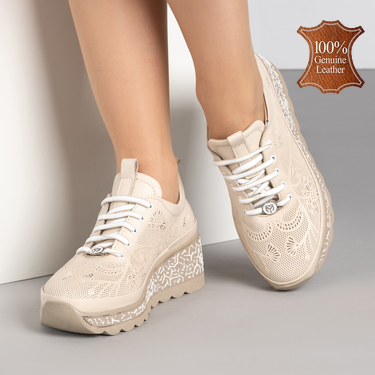 Дамски обувки от естествена кожа с перфорация на платформа – бежови