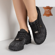 Дамски обувки от естествена кожа с релефна подметка и елегантна златиста катарама