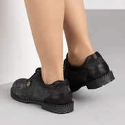 Дамски обувки от естествена кожа с релефна подметка и елегантна златиста катарама