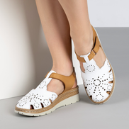 Дамски перфорирани сандали от естествена кожа с велкро – кафяво с бял акцент