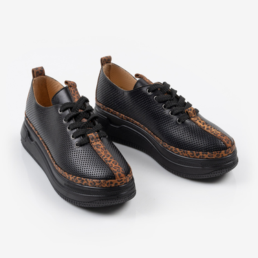 Дамски черни кецове от естествена кожа с перфорация