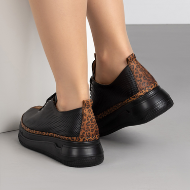 Дамски черни кецове от естествена кожа с перфорация