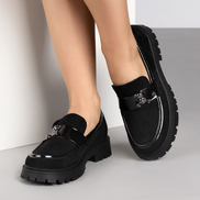 Дамски черни лоуфъри с дебела подметка и сребърна декоративна апликация – стилни и удобни обувки