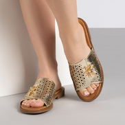 Дамски чехли с декоративна пчела и перфорация – златни