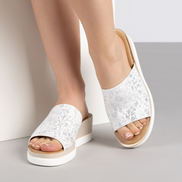 Дамски чехли с олекотена подметка – леки и удобни, бял модерен модел