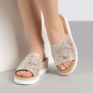 Дамски чехли с олекотена подметка – леки и удобни, златист модерен модел