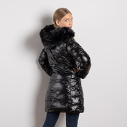 Дамско дълго ватирано зимно яке в цвят черно с махаща се качулка и пух – модел Sдо2XL