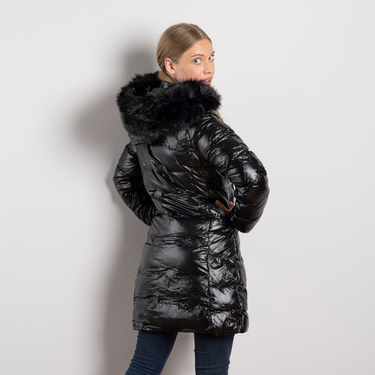 Дамско дълго ватирано зимно яке в цвят черно с махаща се качулка и пух – модел Sдо2XL
