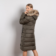 Дълго дамско зимно яке в зелен цвят с махаща се качулка и пух