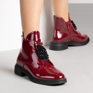 Елегантни бордо дамски боти на нисък ток с модерна черна висулка