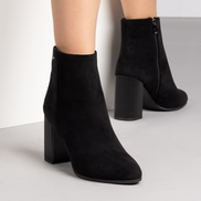 Елегантни дамски боти – черни велурени с ток и декорация