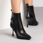 Елегантни дамски боти – черни на висок тънък ток