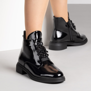 Елегантни черни дамски боти на нисък ток с модерна черна висулка