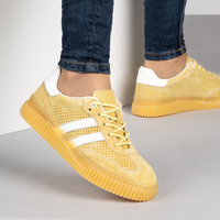 Жълти дамски кецове от естествена кожа с декоративна перфорация и удобна подметка