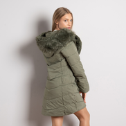 Зелено дамско ватирано яке с махащ се пух – модерен дизайн и елегантна визия