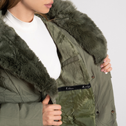Зелено дамско ватирано яке с махащ се пух – модерен дизайн и елегантна визия