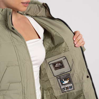 Зелено дамско дълго ватирано зимно яке с махаща се качулка и пух-топъл и модерен модел