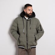 Зелено мъжко яке със сваляща се качулка и елегантни бели кантове