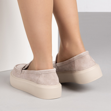 Изискани бежови дамски мокасини от естествен велур с дебела олекотена подметка